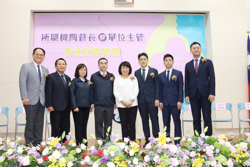 市長與新任局處長合影