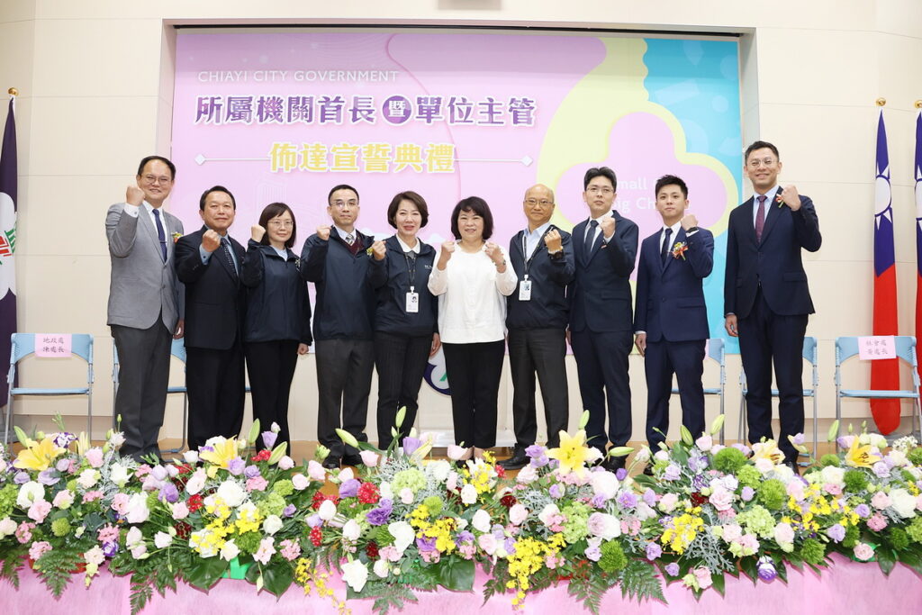 三長與新任局處長合影
