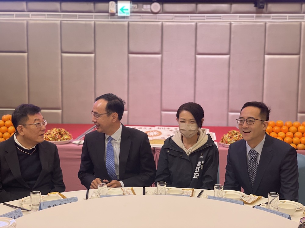 國民黨主席朱立倫9日出席新竹市黨部新春團拜，與新竹市長高虹安同台。一旁還有新竹市議長許修睿、新竹市黨部主委李縉穎。（2）