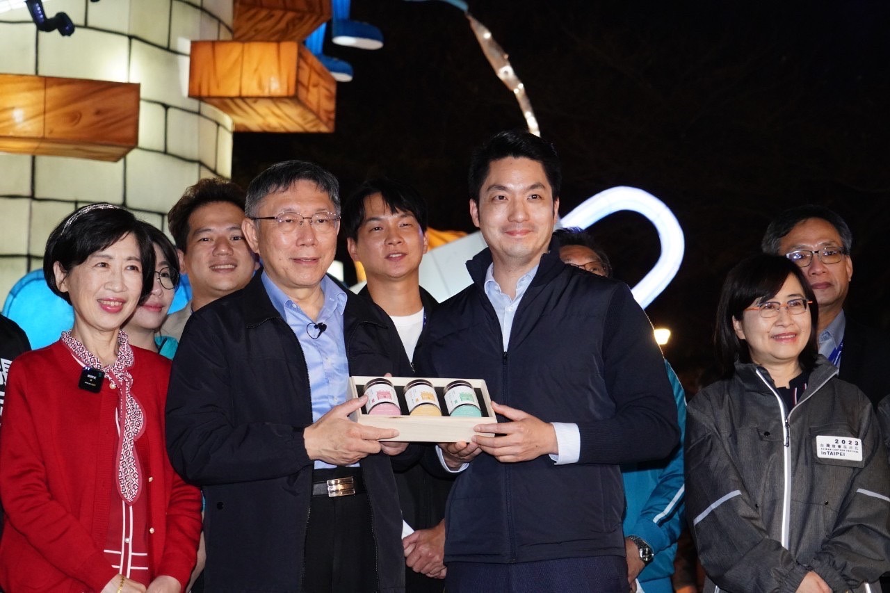 台北市長蔣萬安9日晚上與前台北市長柯文哲齊賞燈會，雙方互贈禮物。（2）