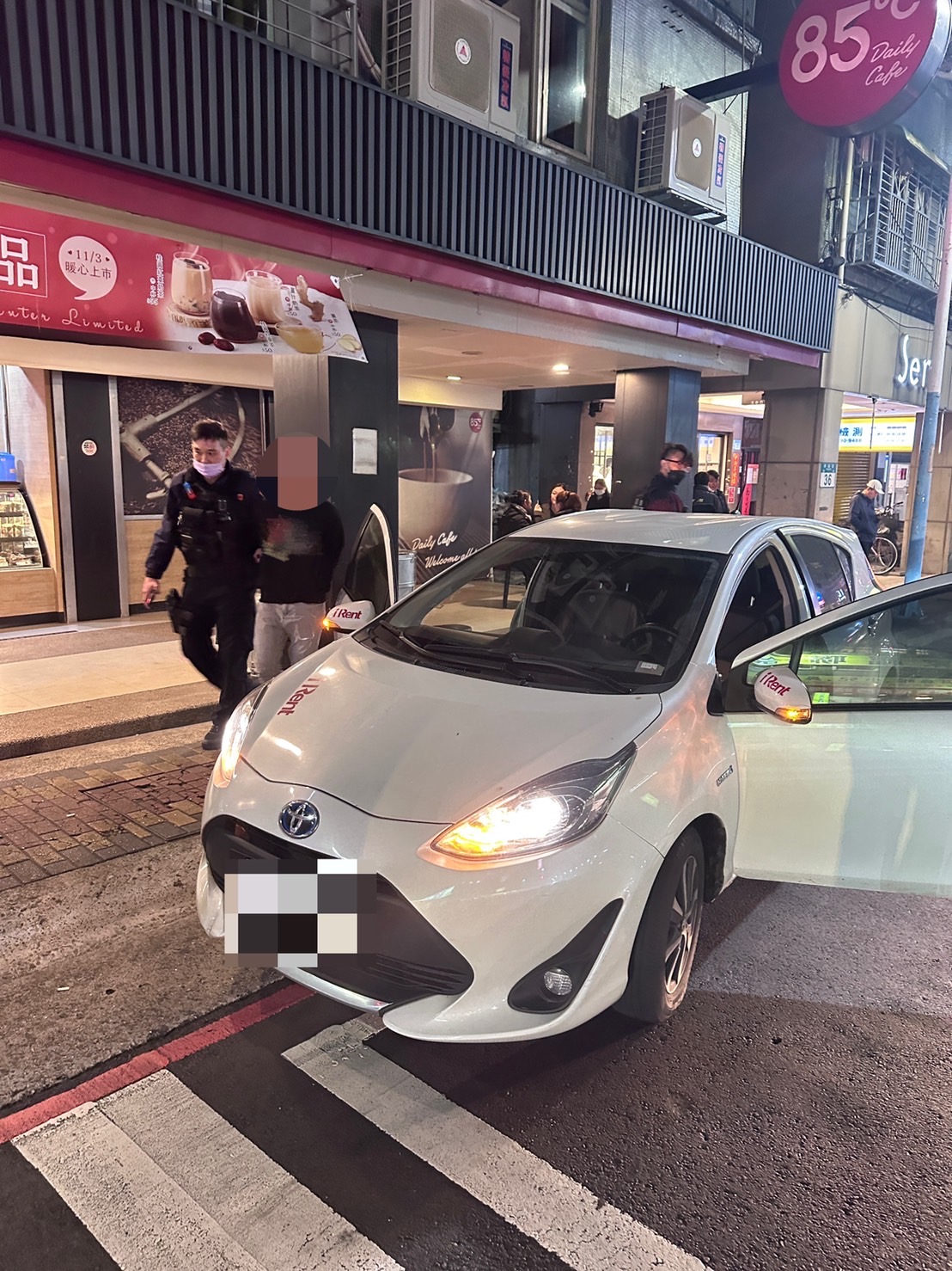 新北保大取締交通違規意外查獲毒品。(記者徐煜勝翻攝)
