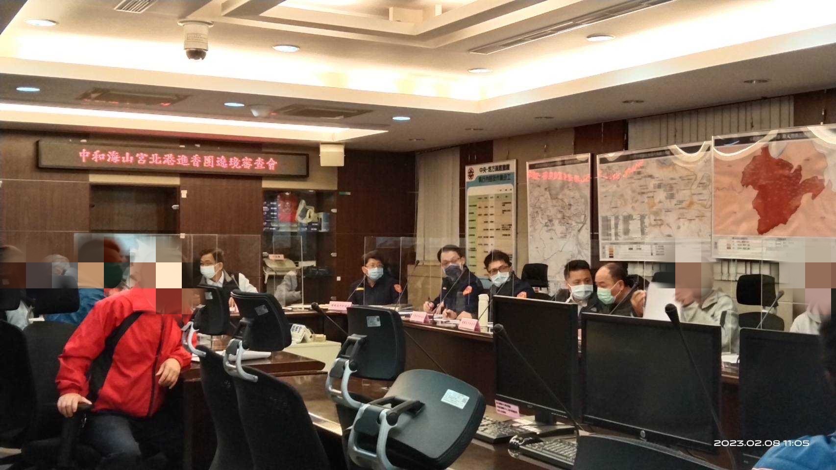 中和分局邀集宮廟簽署「行動公約」。(記者徐煜勝翻攝)
