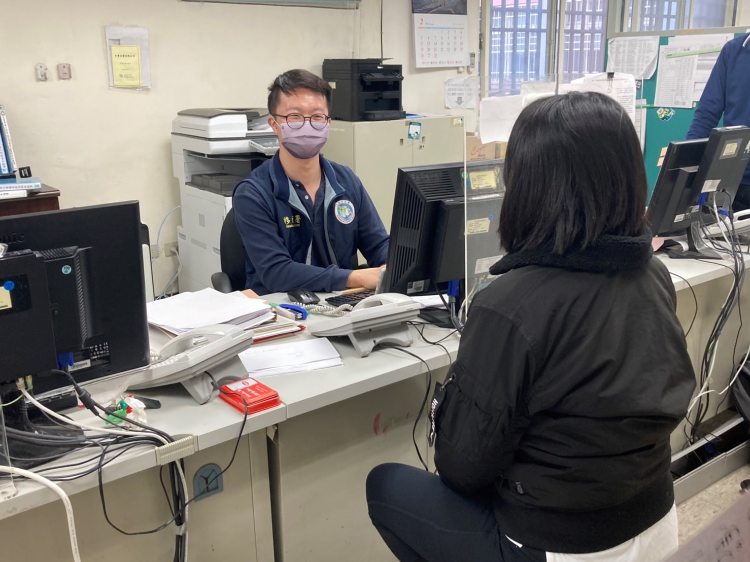 移民官受理越南籍監護工阿平自行到案。(記者徐煜勝翻攝)