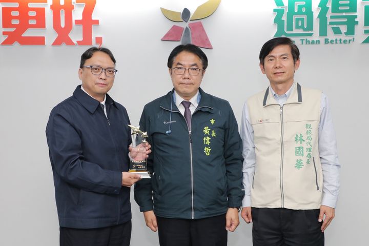 臺南市政府觀光旅遊局榮獲交通部觀光局台灣好行評比「服務品質提升獎」,於市政會議獻獎。 圖:臺南市政府觀光旅遊局/提供