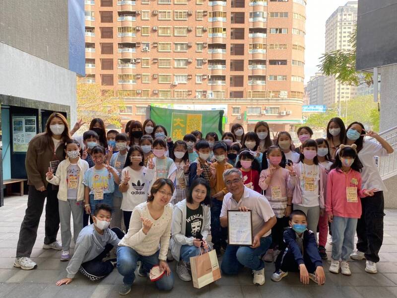 漾新聞|大學生攜手小學生雙語與角色扮演學英語 文藻外大與河堤國小創雙贏