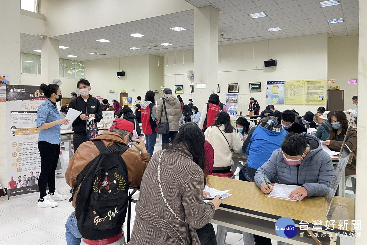 桃園市政府就業職訓服務處舉辦「一鹿順風 職向未來」新住民亮點場徵才活動,媒合率達80%