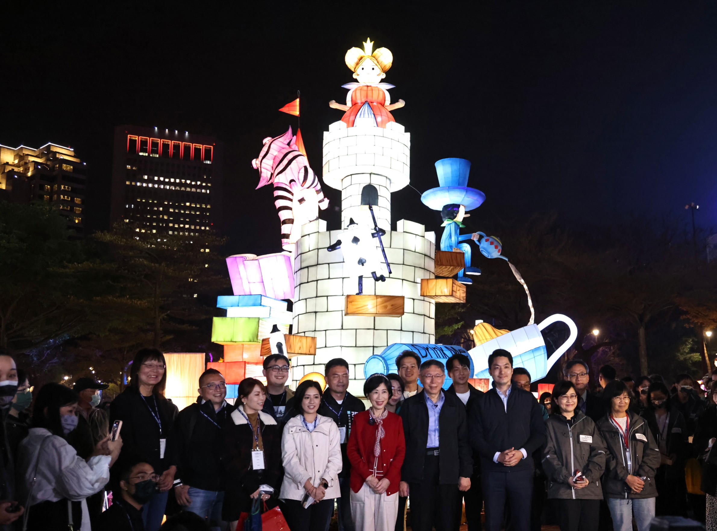 柯文哲9日帶著太太陳佩琪、前市府團隊等人賞花燈,蔣萬安親自招待,合影時柯文哲站中間C位。林啟弘攝