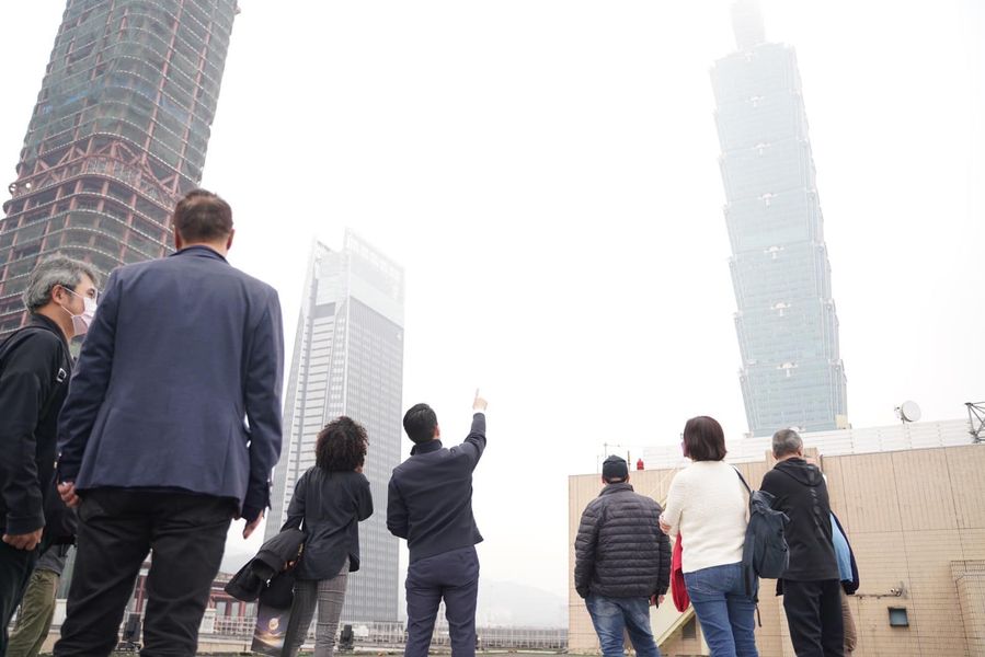 電影《露西》監製維吉妮貝松(Virginie Besson)9日偕同電影人到訪台北市府。翻攝蔣萬安臉書