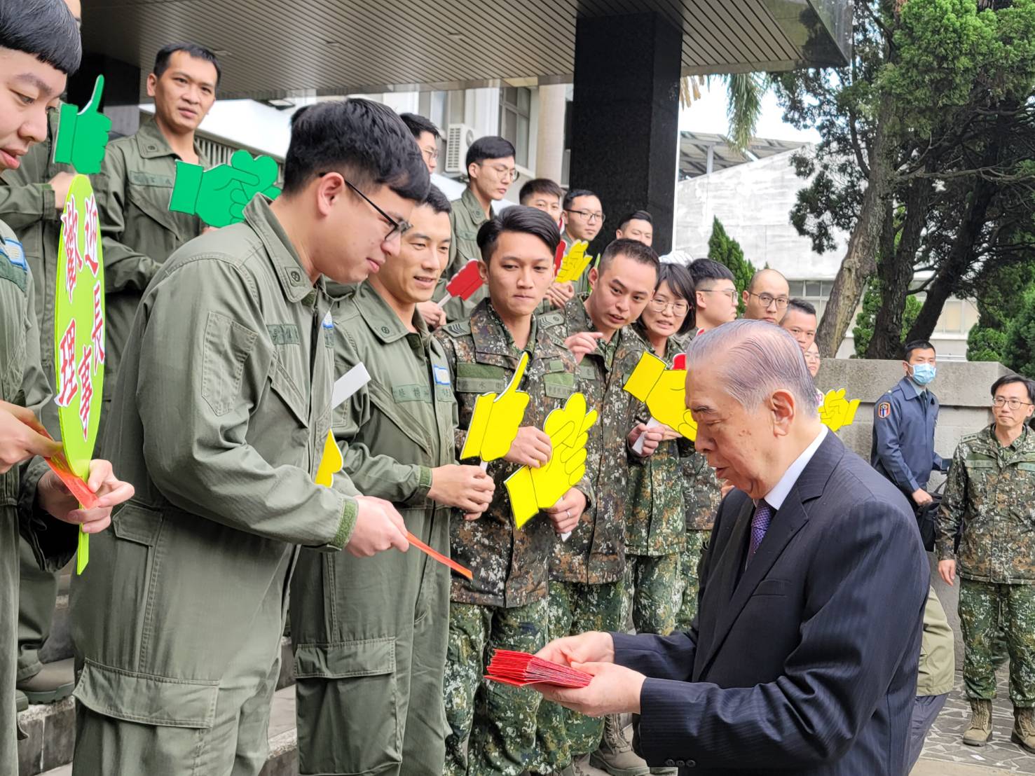 軍友社榮譽理事長李棟樑今天慰勞陸軍後勤單位。王烱華攝