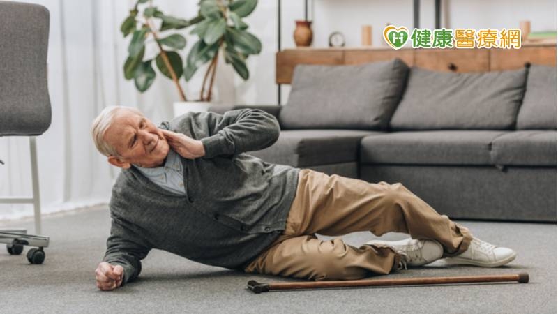 男子餐敘酒後摔斷頸椎險癱! 緊急動刀除「病母」救命