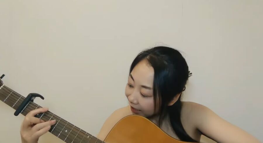 裸身彈吉他