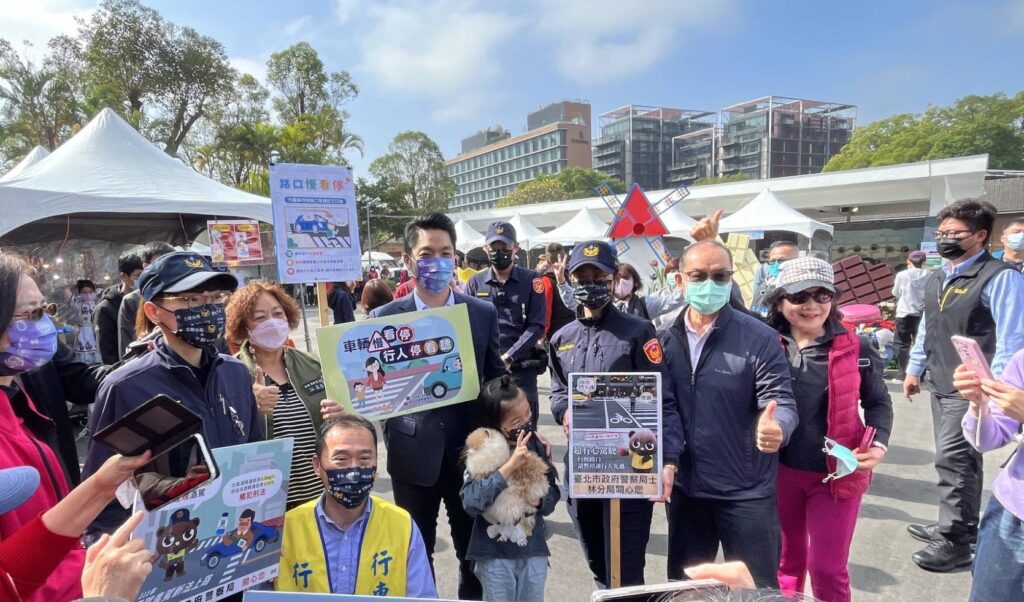 士林分局交通安全宣導團,陪同市長一起向熱情的賞花市民們!宣導交通安全守則