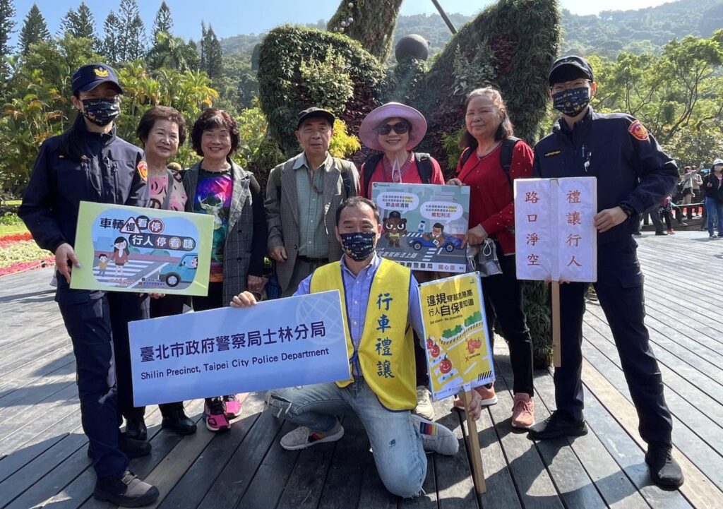 士林分局交通安全宣導團,陪同市長一起向熱情的賞花市民們!宣導交通安全守則