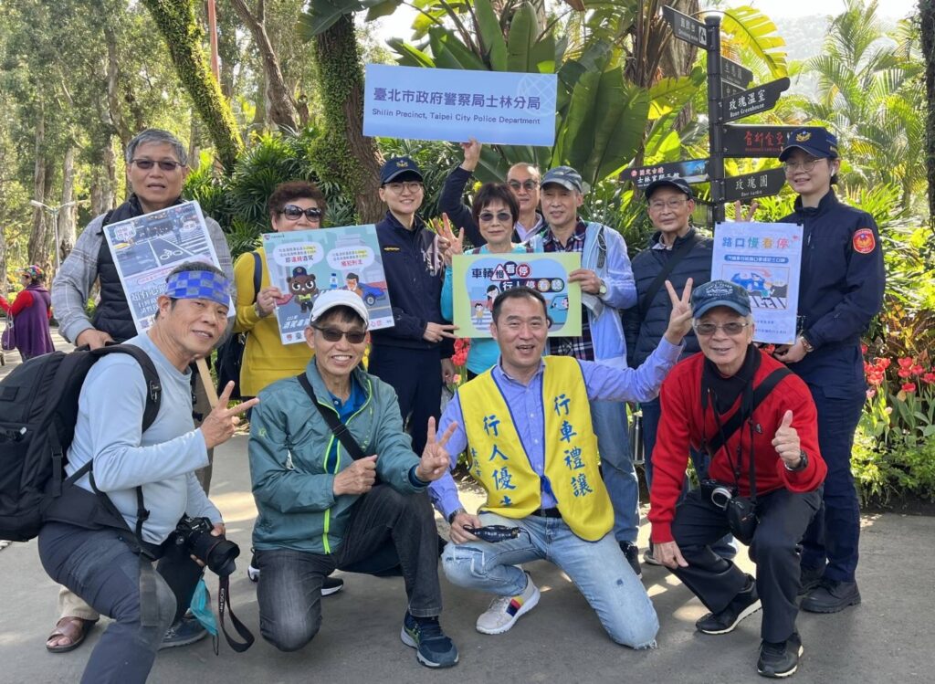 士林分局交通安全宣導團,陪同市長一起向熱情的賞花市民們!宣導交通安全守則