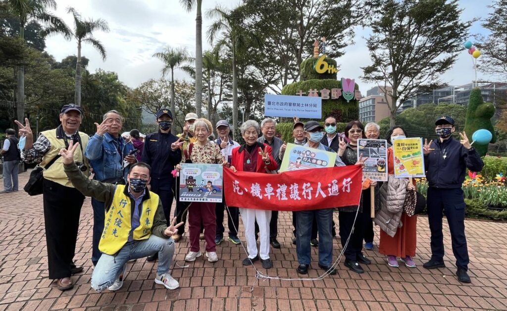 士林分局交通安全宣導團,陪同市長一起向熱情的賞花市民們!宣導交通安全守則