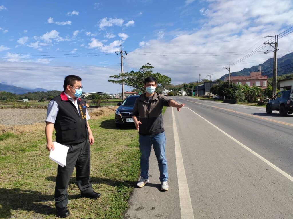 玉里分局長林俊廷及交通組長陳暐傑,現場勘查臺9線293.3K交通事故道路狀況。