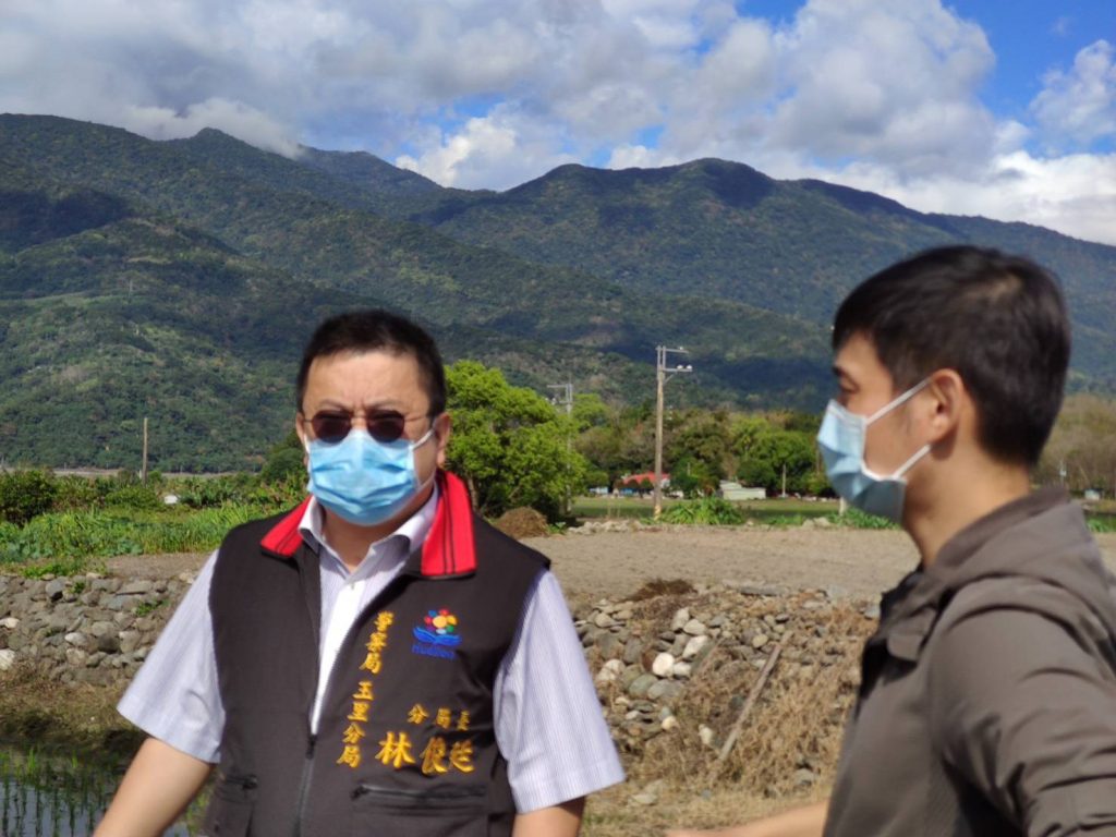 玉里分局長林俊廷及交通組長陳暐傑，現場勘查臺9線293.3K交通事故道路狀況。