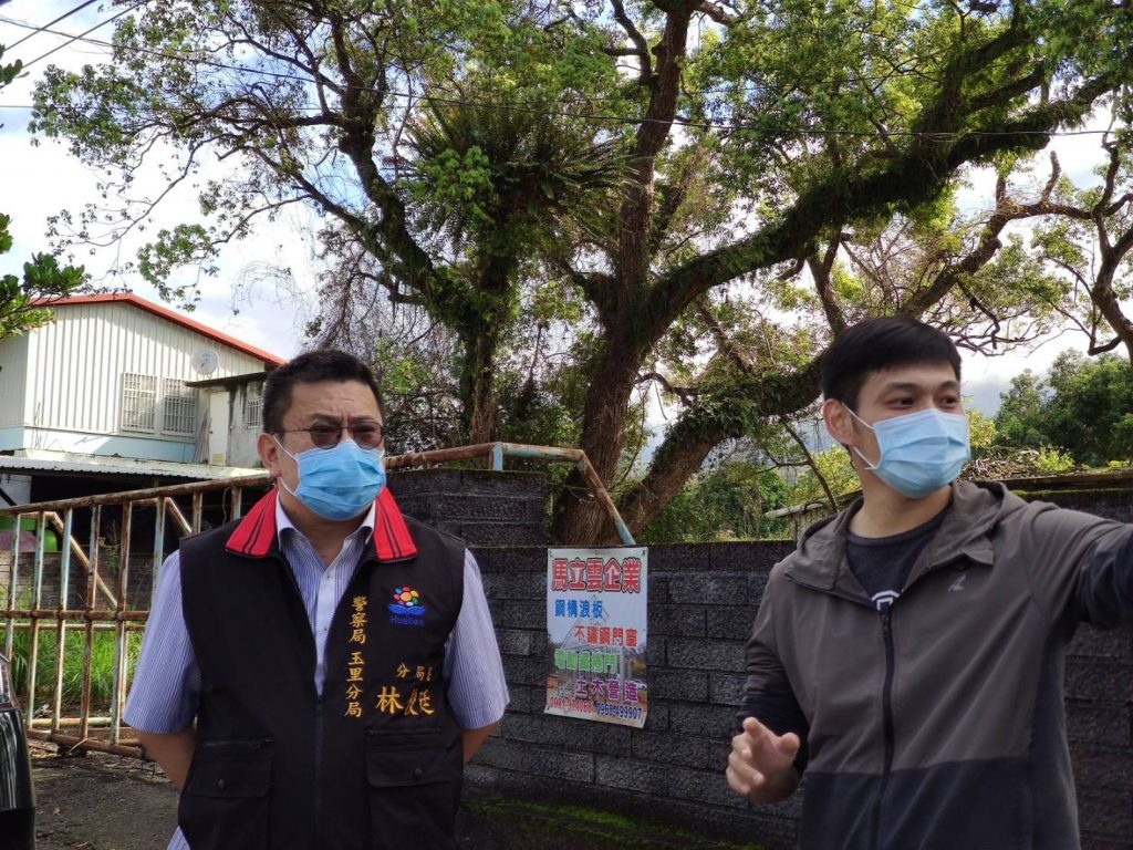 玉里分局長林俊廷及交通組長陳暐傑，現場勘查花193縣道101.2K交通事故道路狀況。