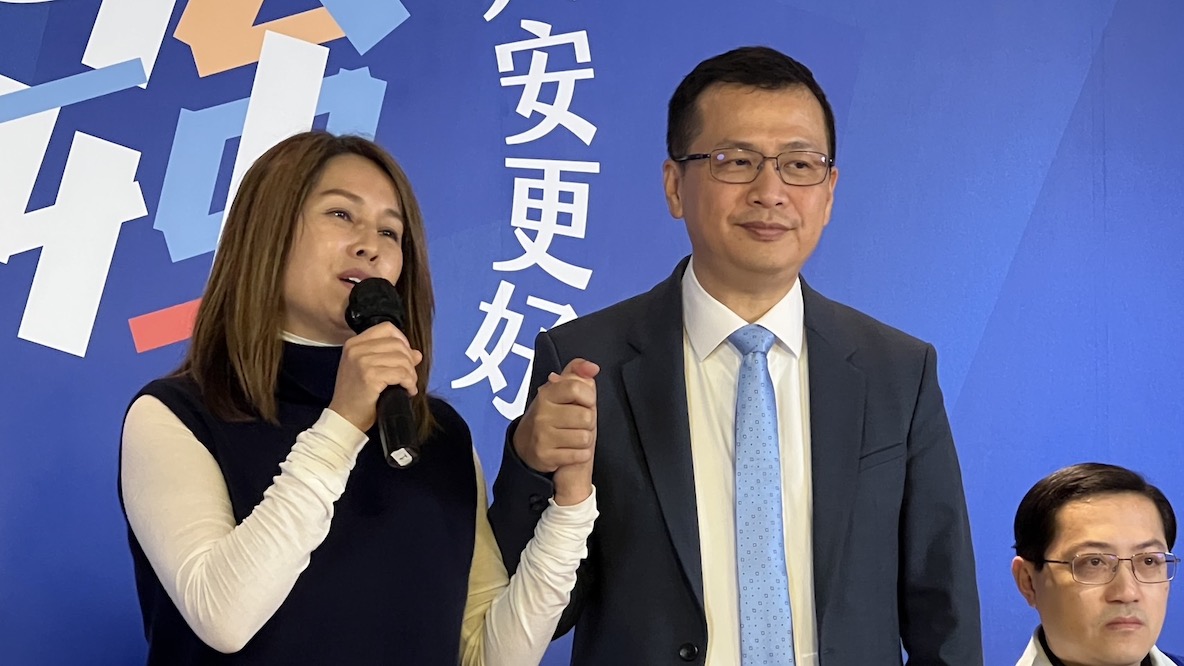 2024侯友宜到底選不選?羅智強:給朱立倫一點時間 96 立委高金素梅10日語宣布參選大安區立委的前台北市議員羅智強同台,牽手向在場媒體表示支持。