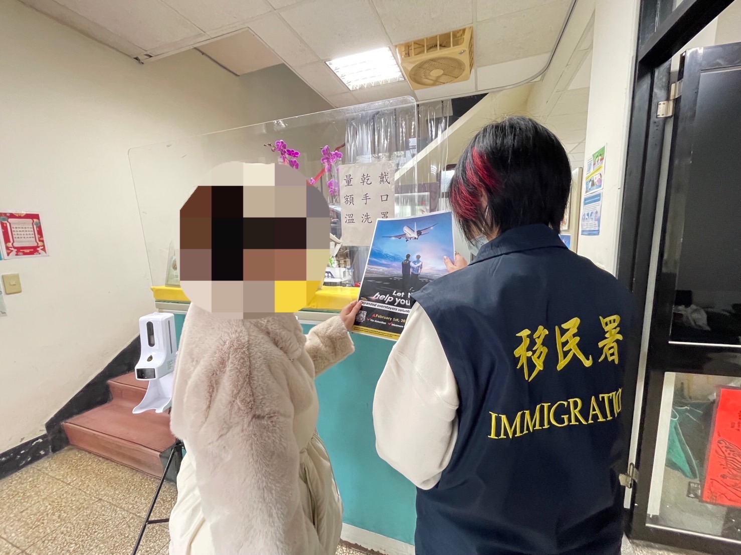 基隆市專勤隊向失聯移工菲菲說明專案內容。(記者徐煜勝翻攝)