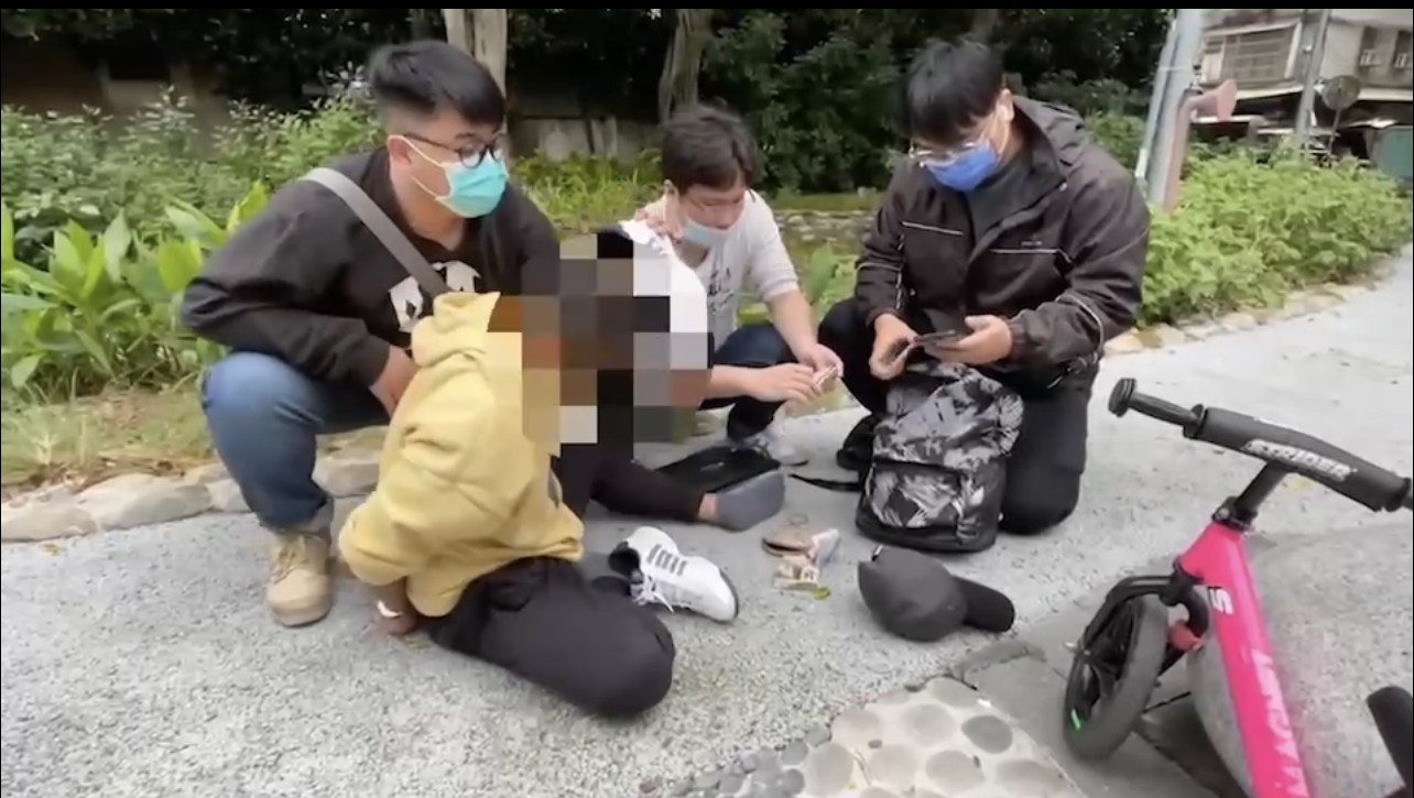 土城分局偵查隊專案逮捕詐騙集團車手。(記者徐煜勝翻攝)