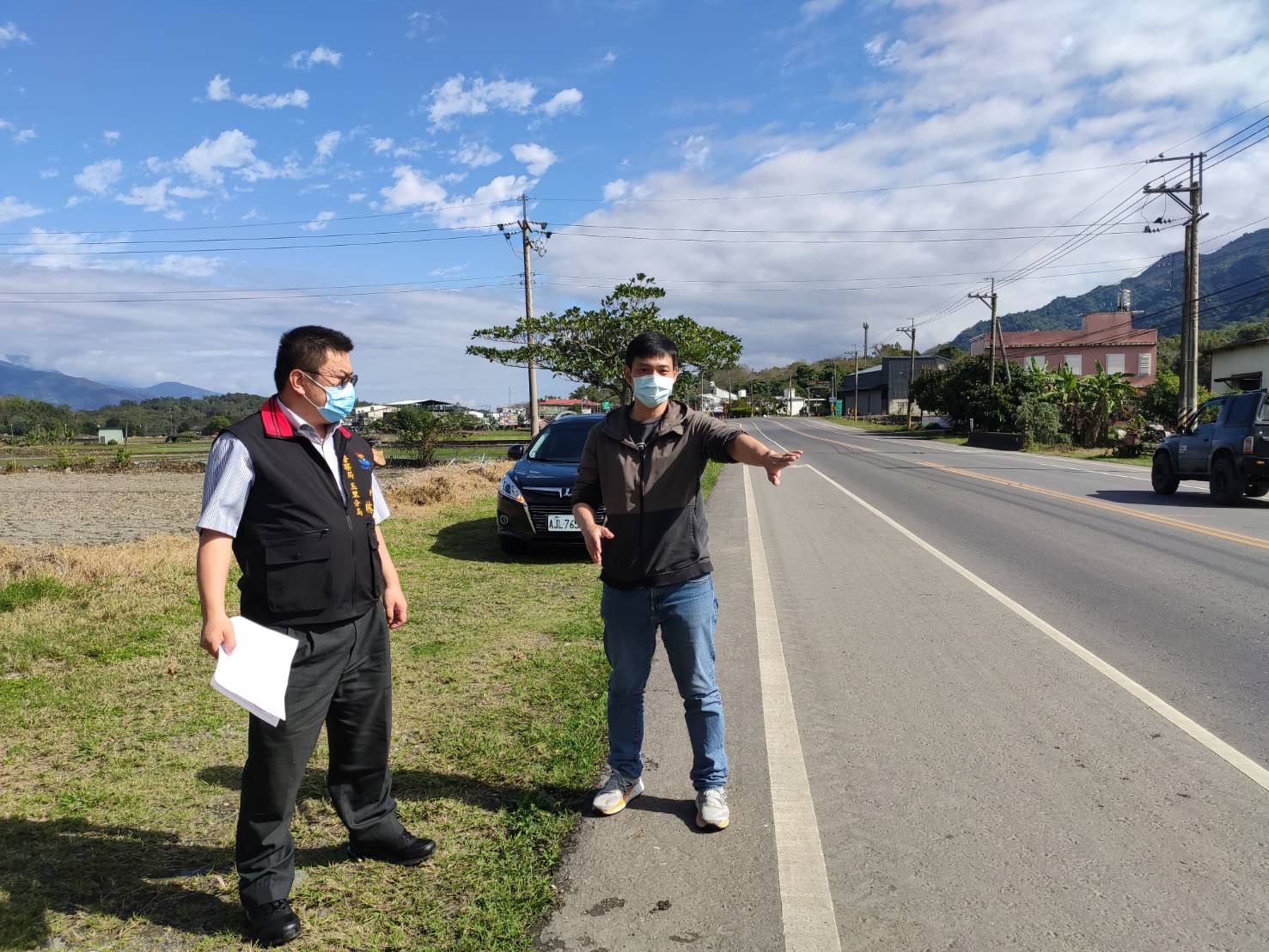 玉里分局長林俊廷及交通組長陳暐傑,現場勘查臺9線293.3K交通事故道路狀況。圖/花蓮玉里分局提供)