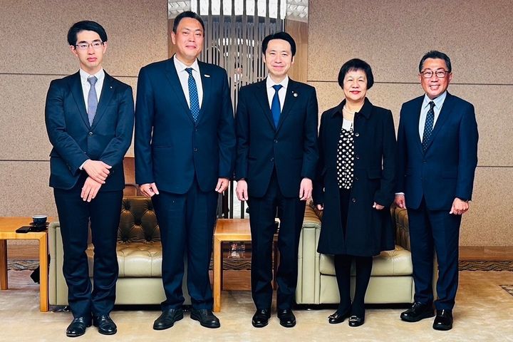 臺南市旅行商業同業公會率團赴日拜會山形市,為兩地觀光交流提振;(左起)山形市副市長井上貴至、臺南市旅行商業同業公會理事長蔡承鴻、山形市市長佐藤孝弘。 圖:臺南市旅行商業同業公會/提供