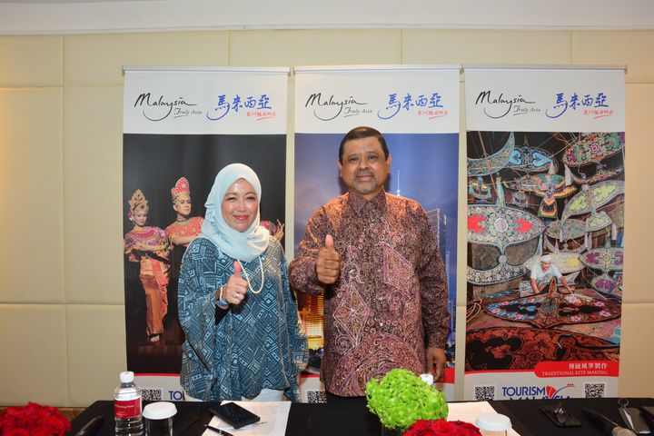 馬來西亞觀光局在台辦事處副處長 Naimatul Farah Haji Isa (左)、馬來西亞觀光局國際推廣處資深處長 Manoharan Periasamy (右)。 記者:謝旻蒨/攝