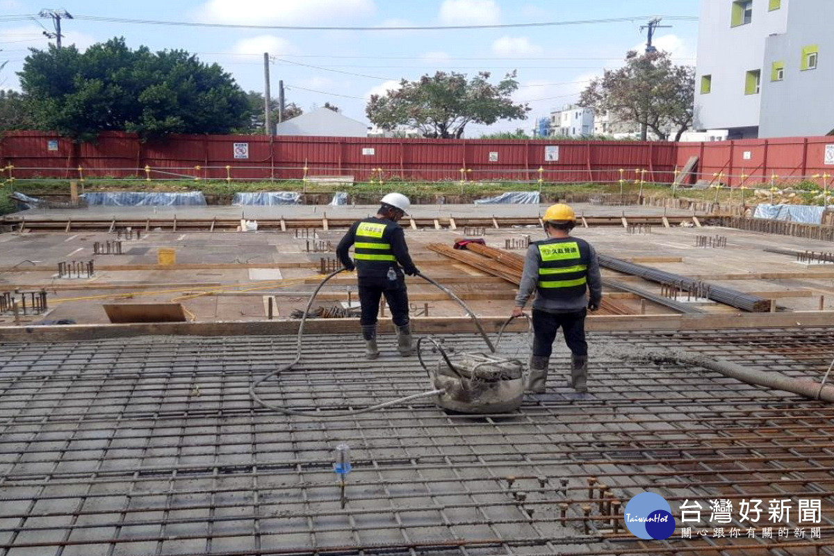 桃園市八德區建國路排水改善工程同禾公園雨水儲留池頂板澆置。