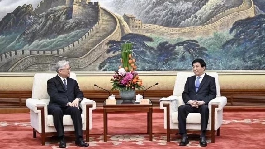 國民黨副主席夏立言(左)10日傍晚在人民大會堂會見中共中央政治局常委王滬寧(右)。國民黨提供