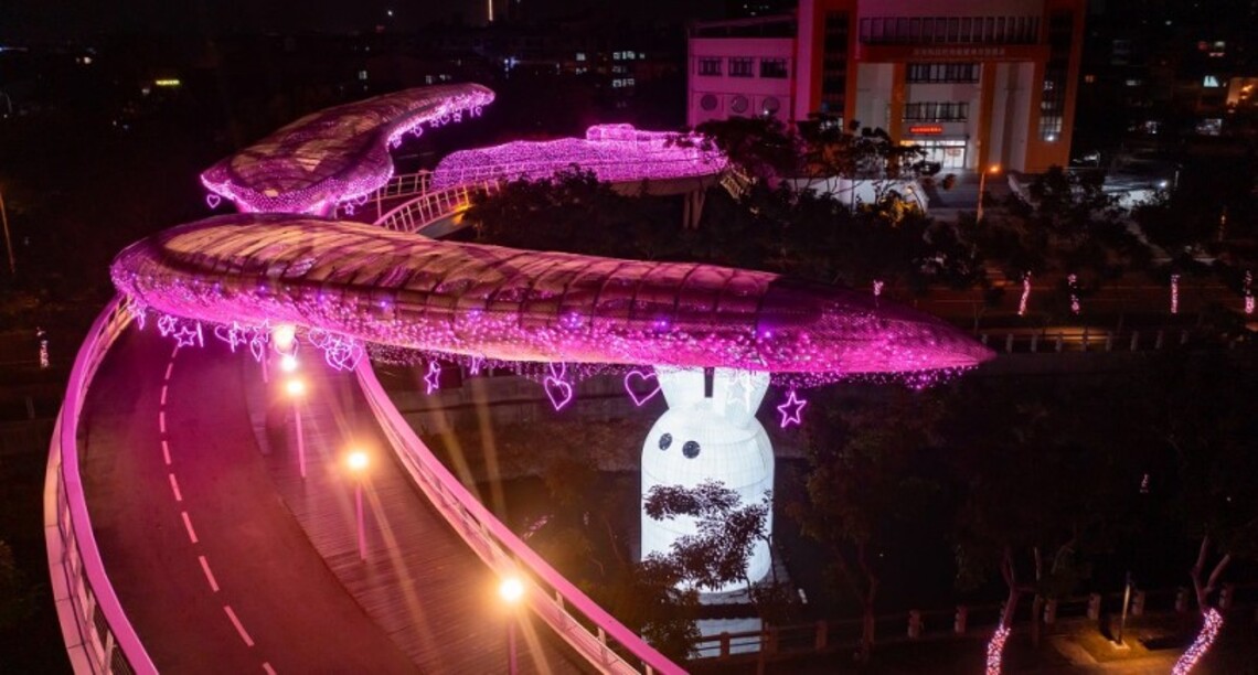 屏東燈節夢幻情人橋 給你滿滿的粉紅戀愛氛圍