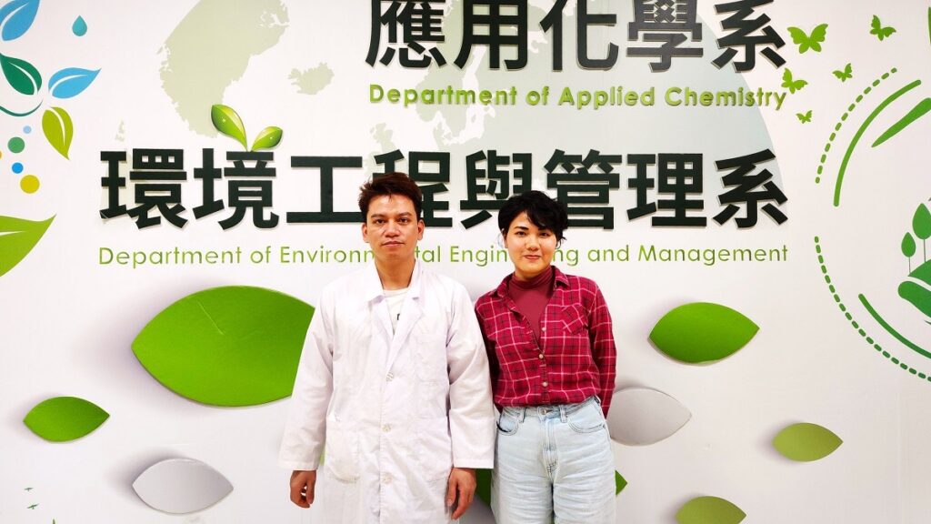圖2:朝陽科大應化系三年級學生范維翔(左)與助教裴氏清水(右),訪談後合影。(圖/陳惠玲攝影)