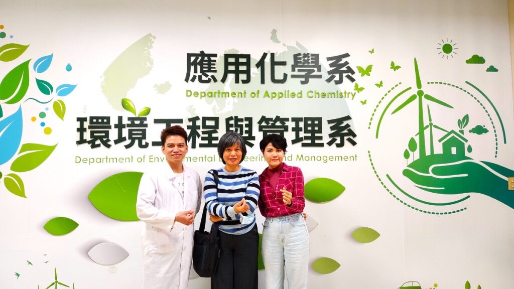 圖4:應化系學生范維翔、記者、助教清水,合影。(圖/記者陳惠玲提供)