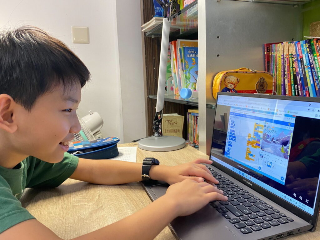 Jack玩中學程式,創作遊戲成就感十足。