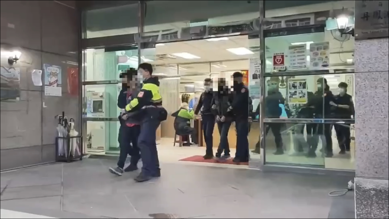 新莊警專案小組於獲報後一小時內逮捕涉案犯嫌。(記者戴昱弘翻攝)