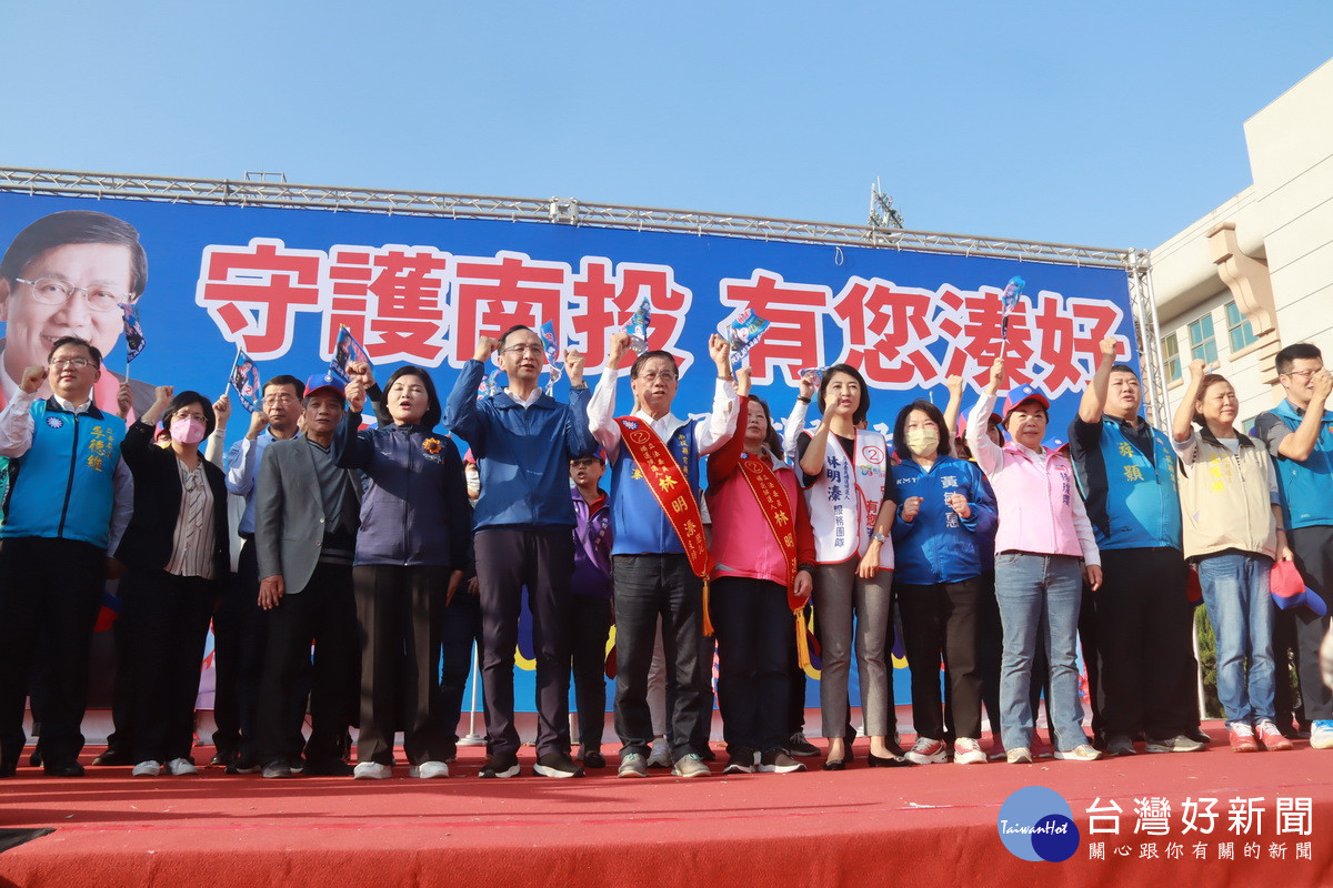 朱主席與黨團、中部女力縣長等大咖相挺。（記者扶小萍攝）
