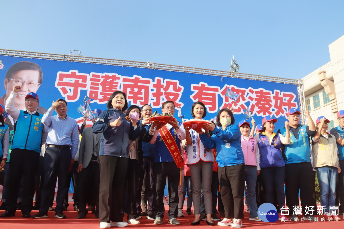 女力縣長分贈包子粽子與蒜祝當選。(記者扶小萍攝)
