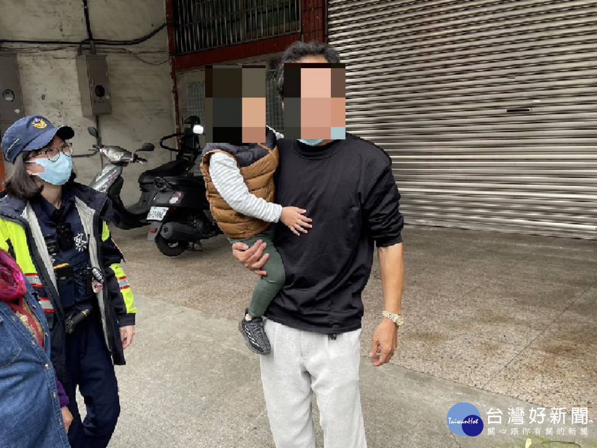 2歲男娃自離校，龜山暖警助返家。<br /><br /> <br /><br /> 