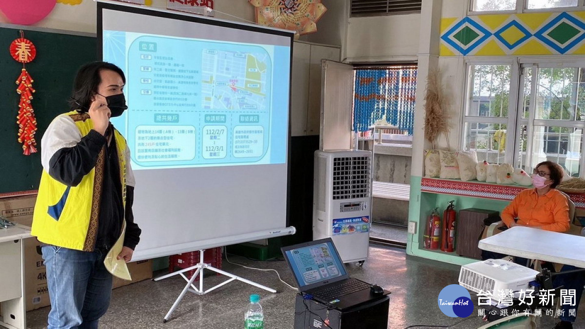 ▲原民服務員向族人宣導凱旋青樹社會住宅申請作業項目,並請族人把握到3/1的申請時間。(圖/記者 許高祥 翻攝)