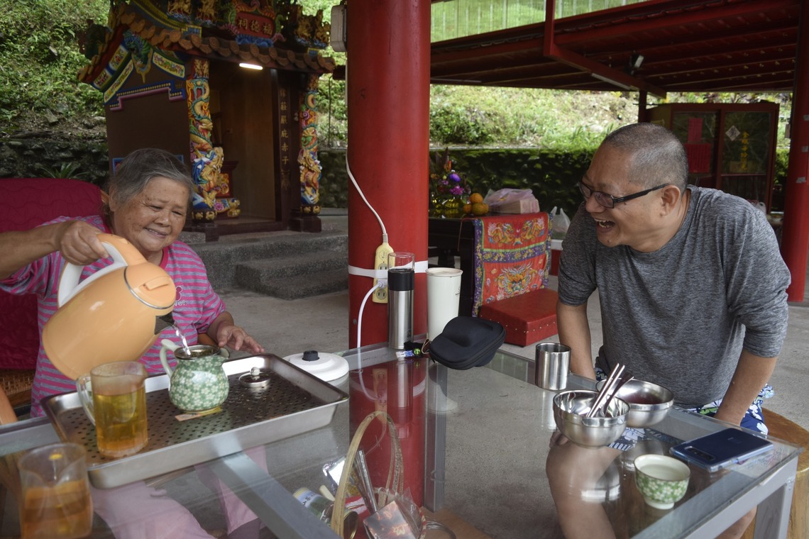 許大姐台南來到知本泡茶煮飯素食招待登山客