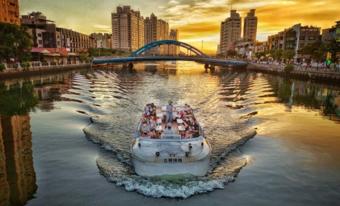 台南運河遊船觀賞金色美景