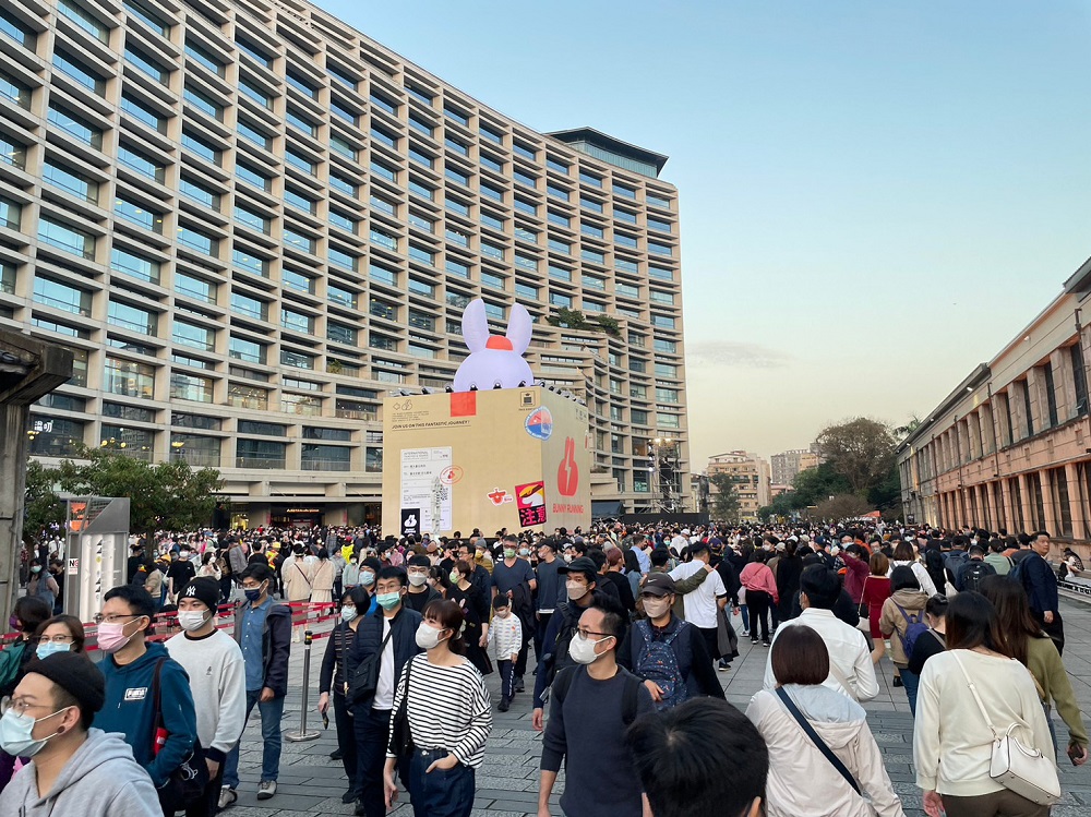【有影】單日入園逾11萬人次 台灣燈會源展區店家急補發票與備貨 125 3454