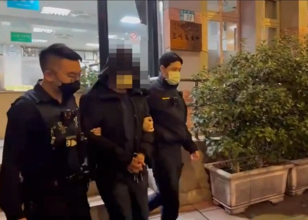 開車電話吵架下場超慘 29歲男自撞毀車還被查出藏K毒 117 20230212098