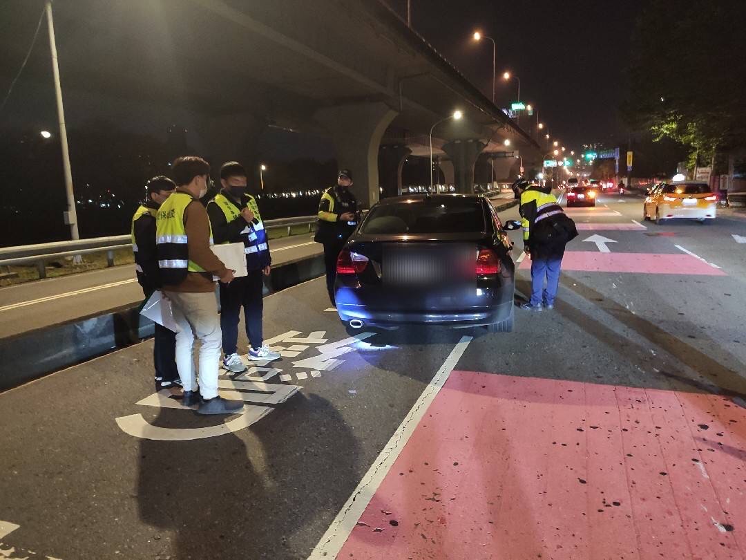板橋警於寒假結束前加強取締。(記者戴昱弘翻攝)