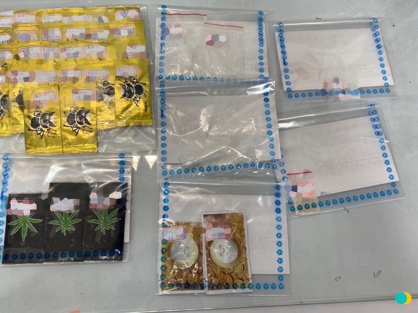 三峽所所長鄧博元於毒蟲車上查獲大量毒品。(記者徐煜勝翻攝)