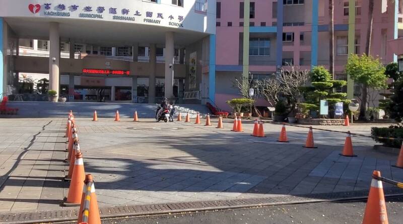 漾新聞|高雄市開學日護學童 新上國小開放校內廣場讓學童更安全上放學 面對問題解決問題