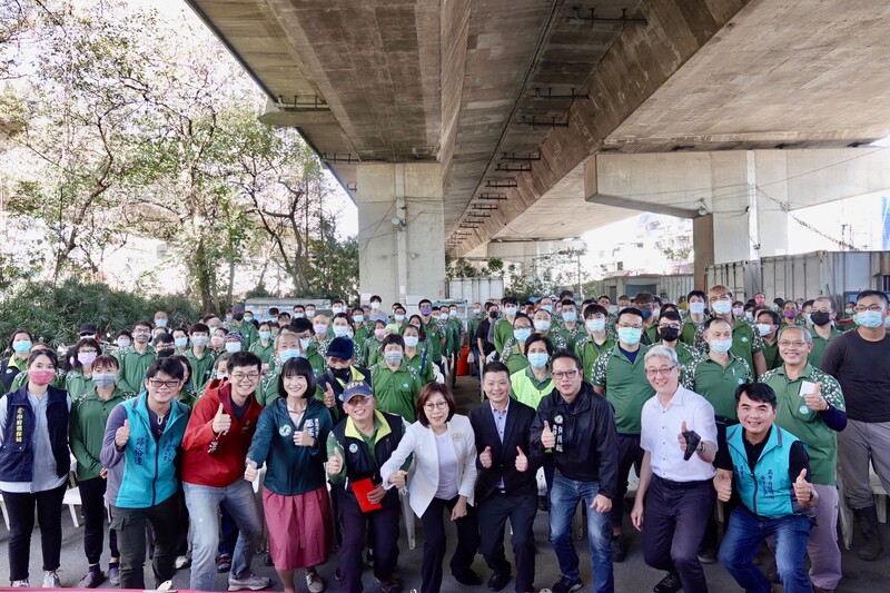 漾新聞|你可以再蹲低一點 議長康裕成率議員們展現親民形象
