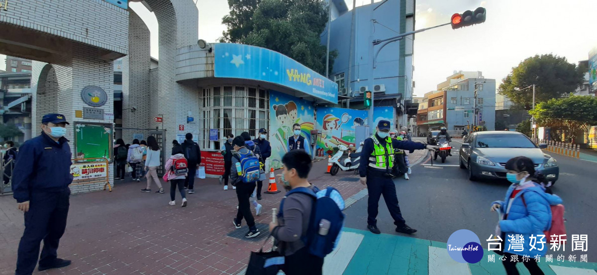 楊梅警分局要求轄內各派出所於開學日執行護童勤務，以確保校園周邊交通順暢。
