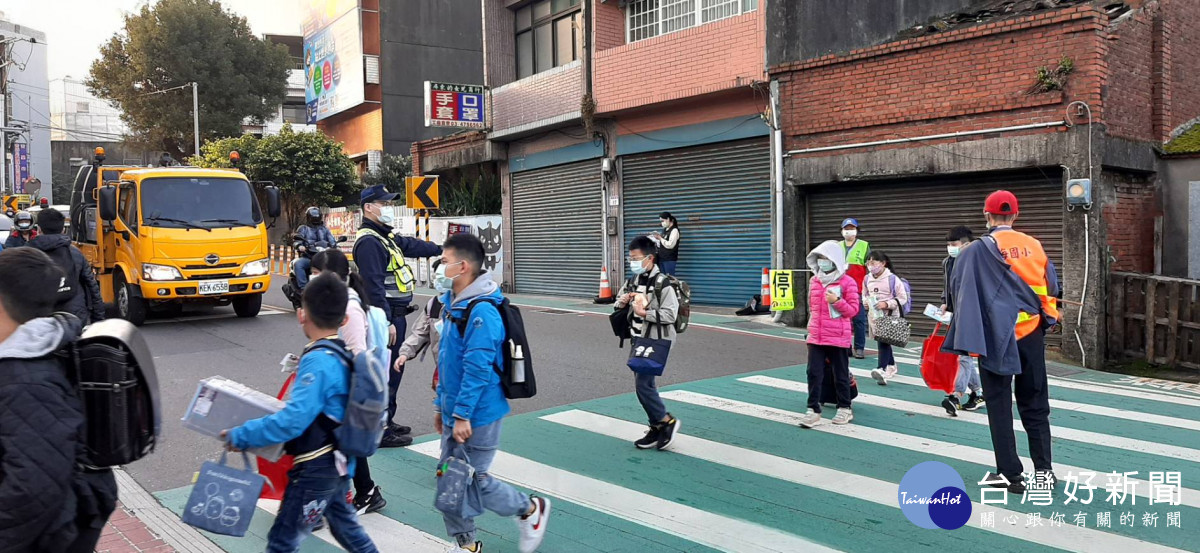 楊梅警分局要求轄內各派出所於開學日執行護童勤務，以確保校園周邊交通順暢。<br /><br /> <br /><br /> 