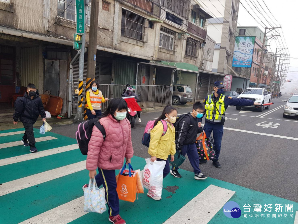 楊梅警分局要求轄內各派出所於開學日執行護童勤務,以確保校園周邊交通順暢。<br /><br /> <br /><br />